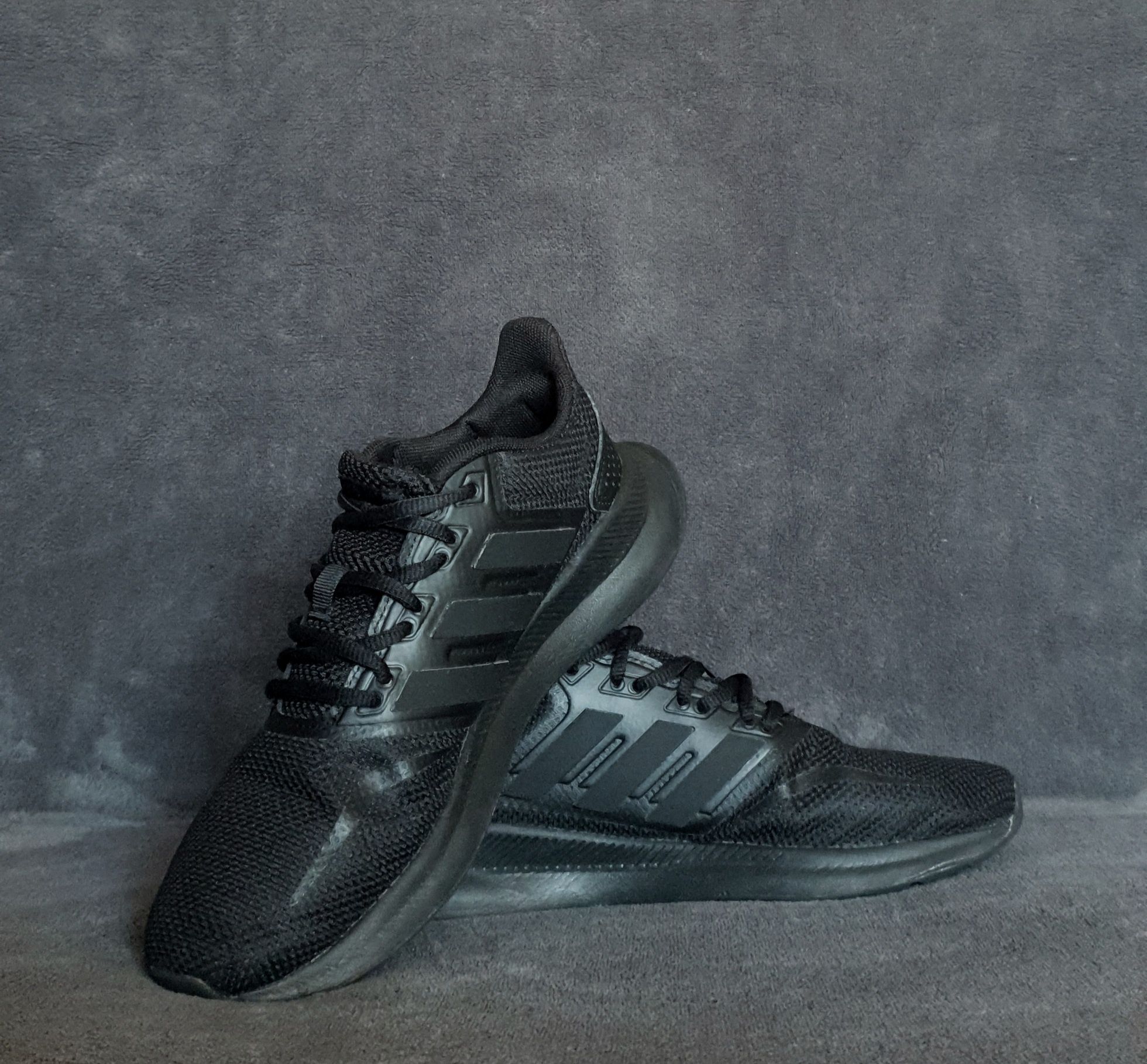 Uniwersalne unisex czarne buty sportowe marki Adidas Runfalcon Shoes r