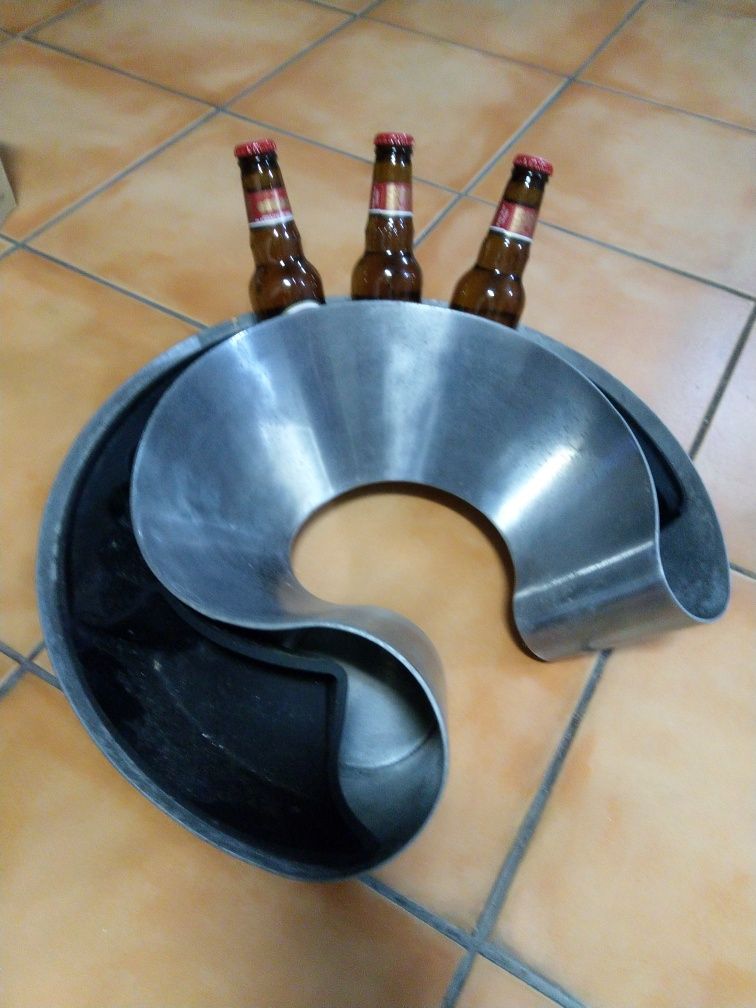 Suporte para cervejas e vinhos com depósito de gelo