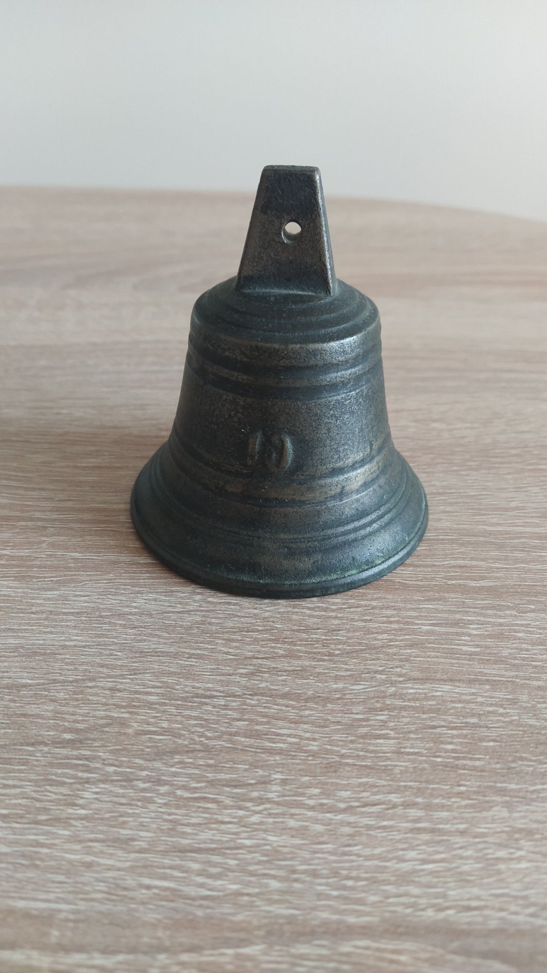 Stary dzwonek z numerem