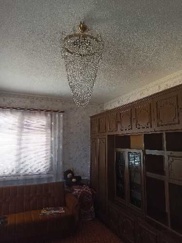 Люстра потолочная хрустальная на 5 лампочек.