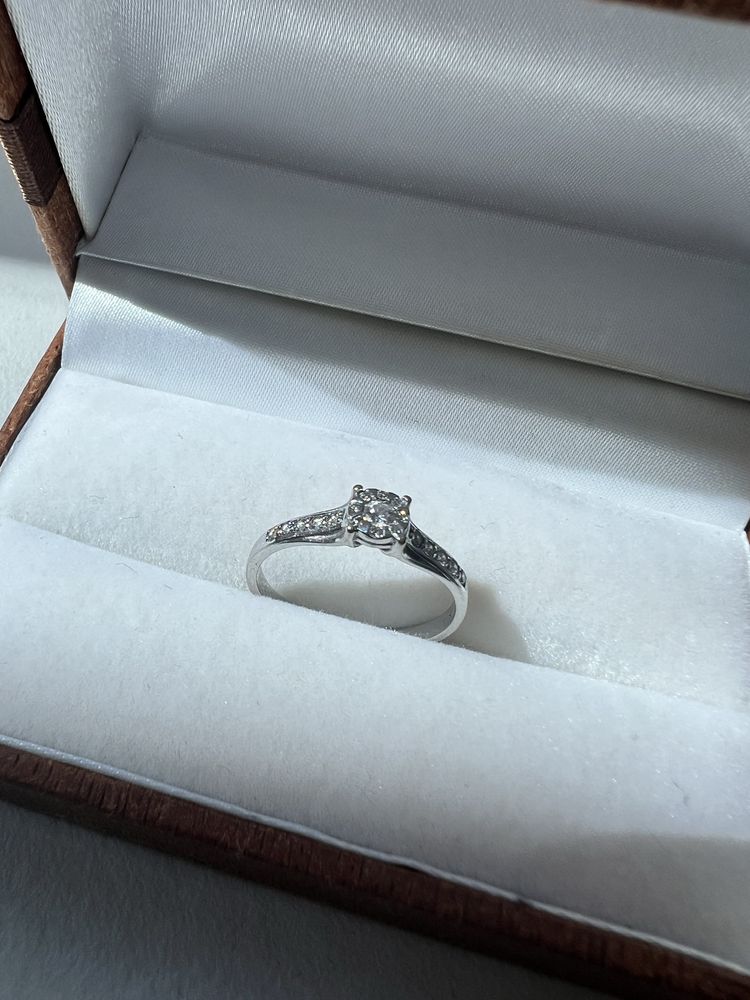 Белое золотое кольцо с бриллиантами