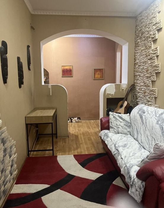 3- комн. 67 м. кв. Сталинка. С. Нигояна. Возле метро.