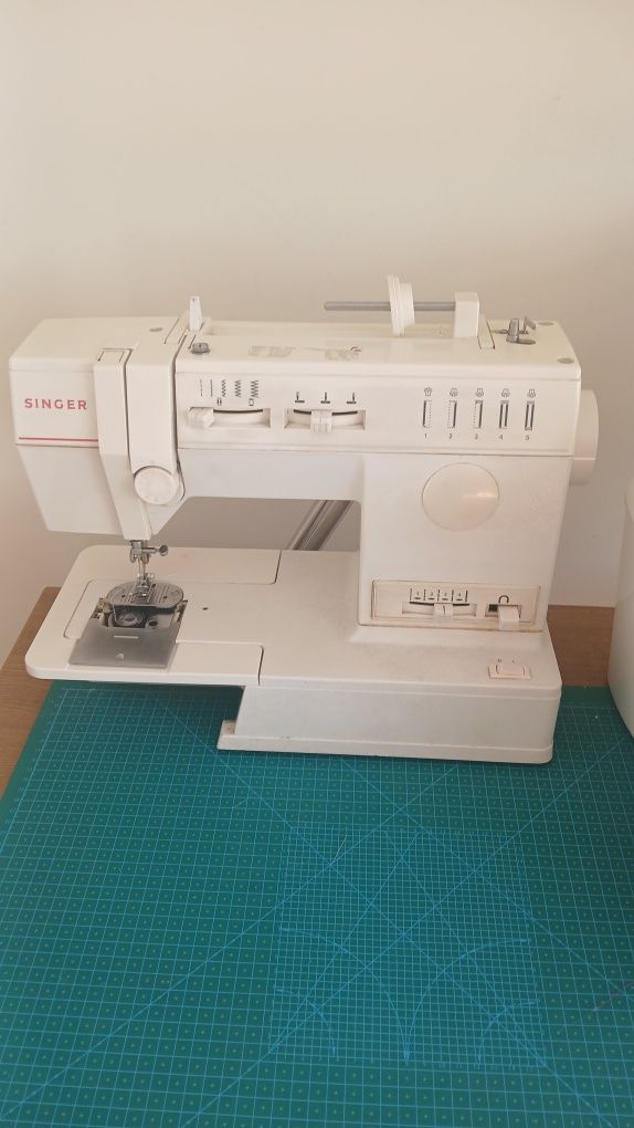 Maquina de costura para peças