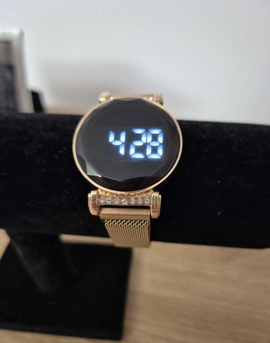 zegarek damski złoty elegancki cyfrowy elektroniczny