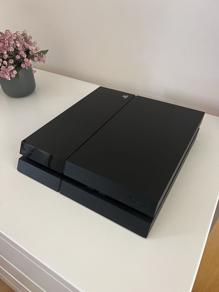 Play Station 4 bem conservado