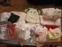 Lote de roupa de menina, lençóis, e bebetes