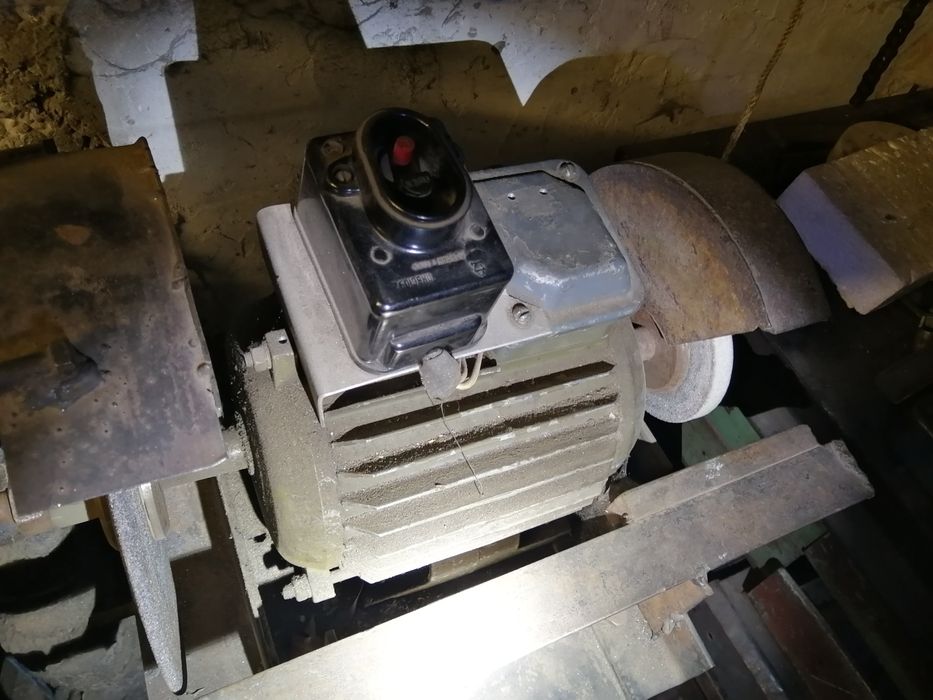 Точильный станок на стойке