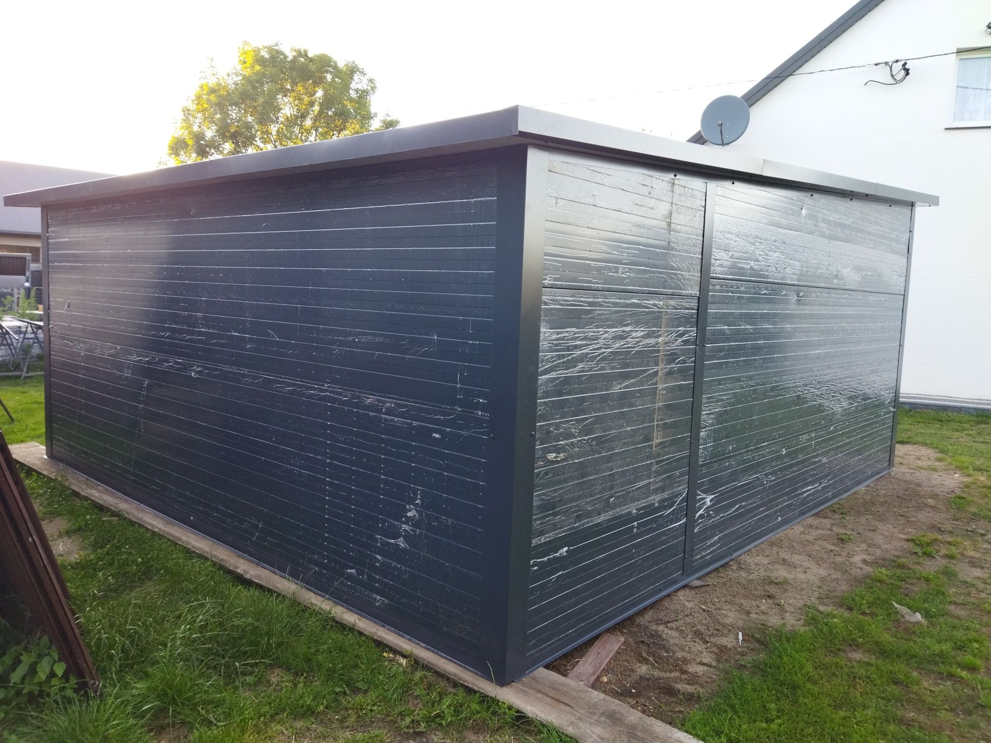 Garaż ocieplany z płyt warstwowych 5x5,5m.
