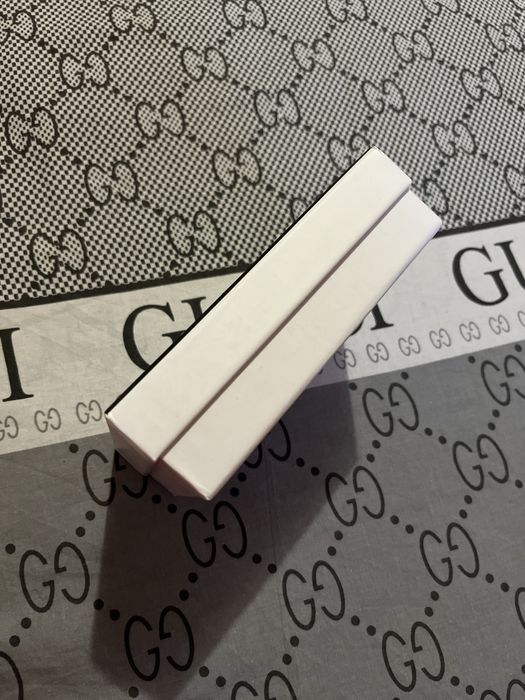 Фірмова коробка та пильник Guess