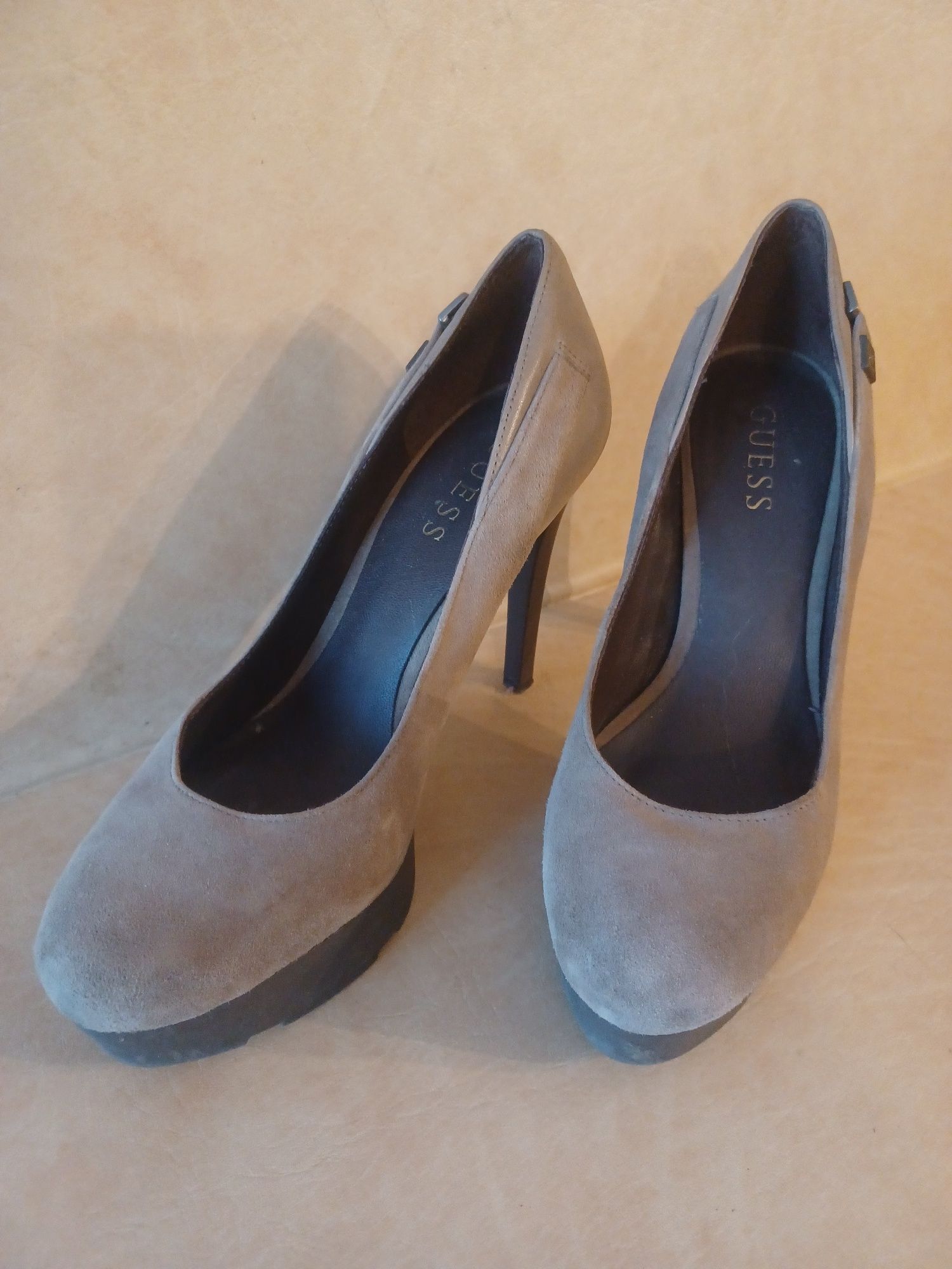 Buty, szpilki guess.