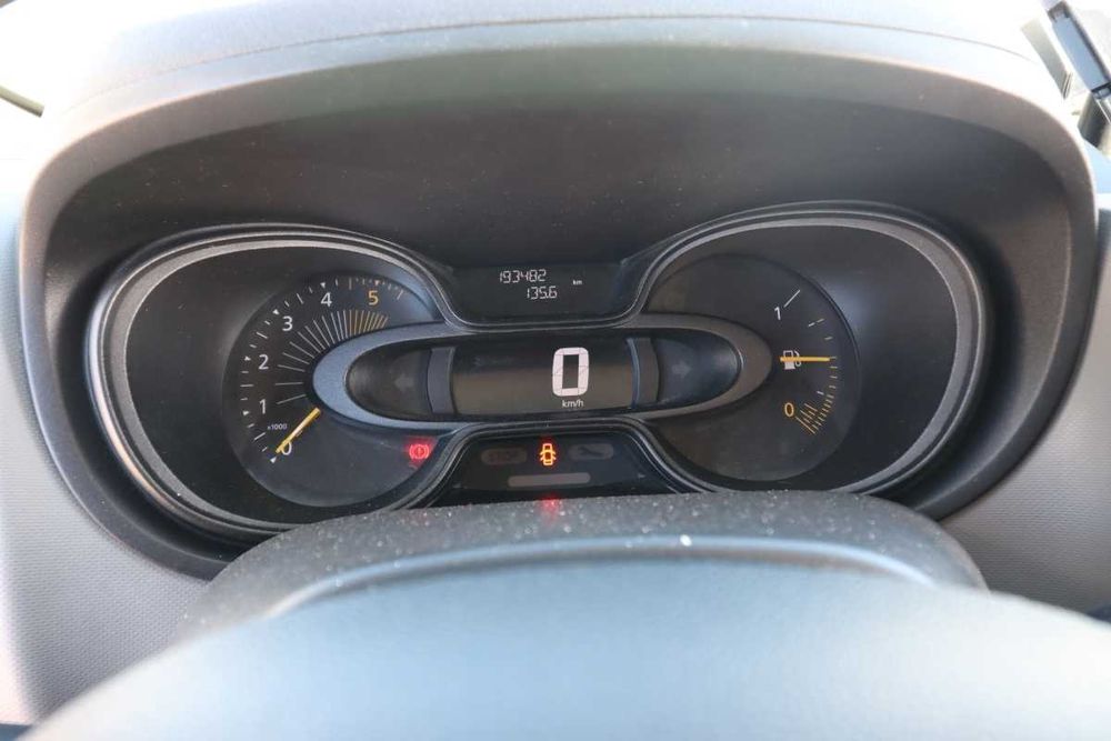 Carrinha 9 lugares Renault Trafic