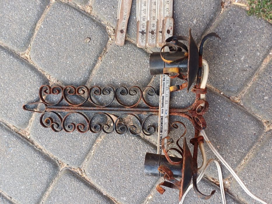 Wisząca metalowa lampa kinkiet na dwieżarówki stara retro lampka nocna