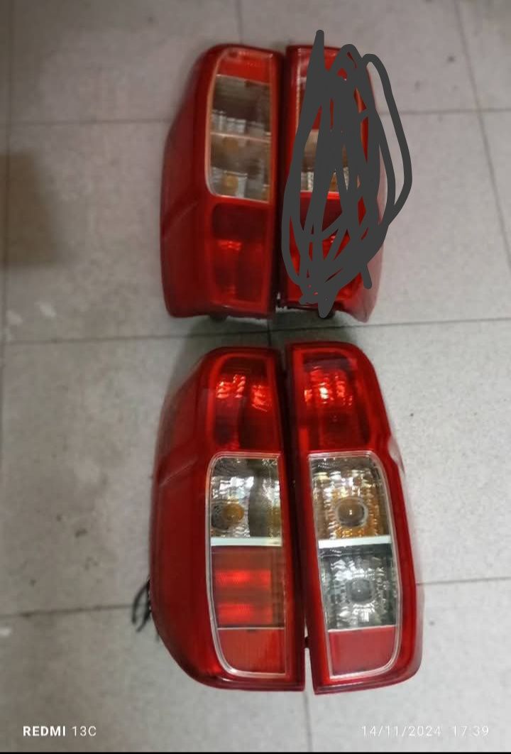 1 par de farolins traseiros  Nissan Navara