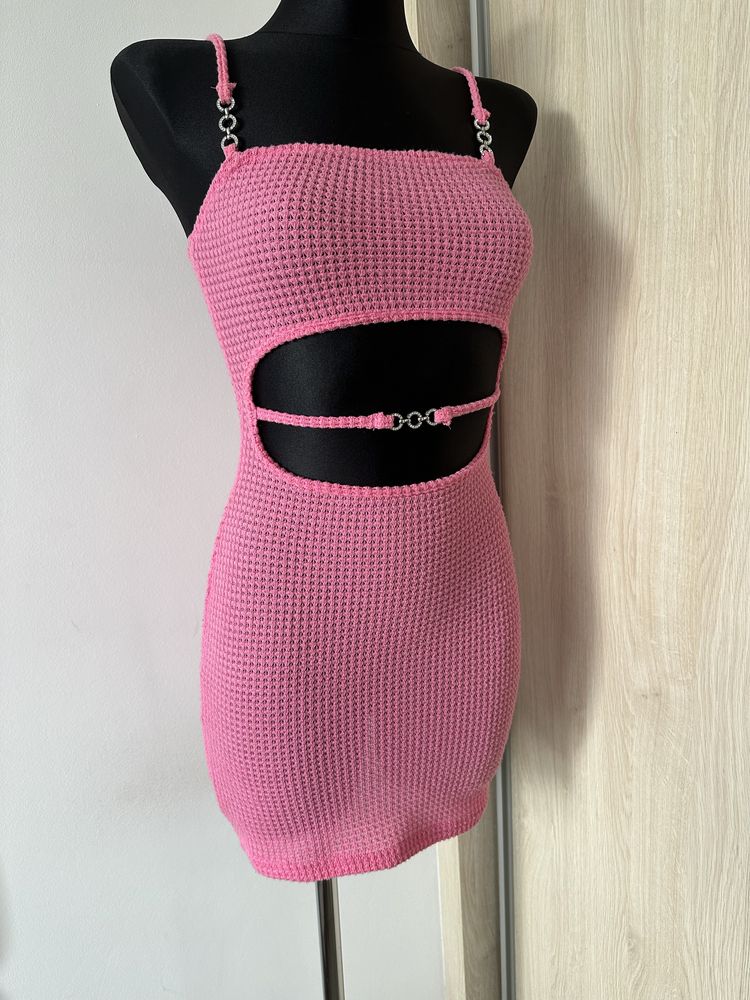 Różowa sukienka na ramiączkach z ozdobnym wycięciem