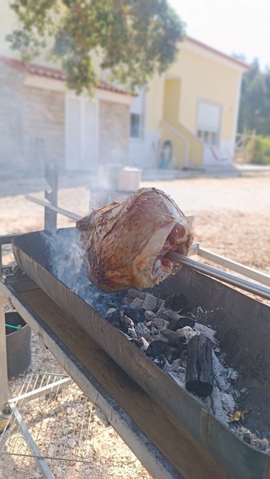 Assamos pernil no espeto