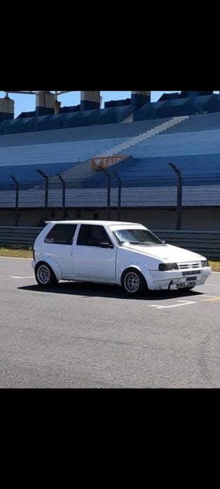 Fiat uno para lazer . Preparação de pista.
