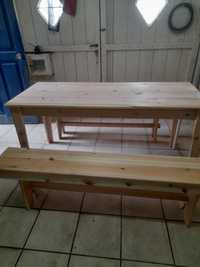 Mesa com bancos em madeira