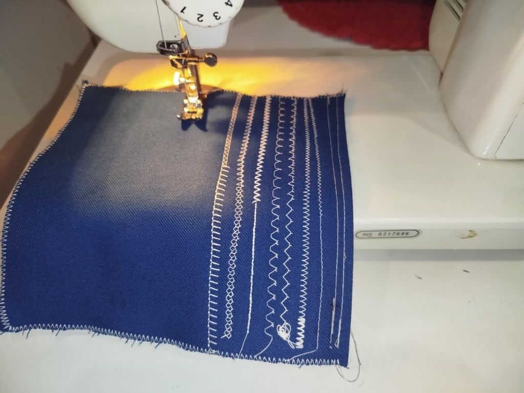 Máquina de costura com mala