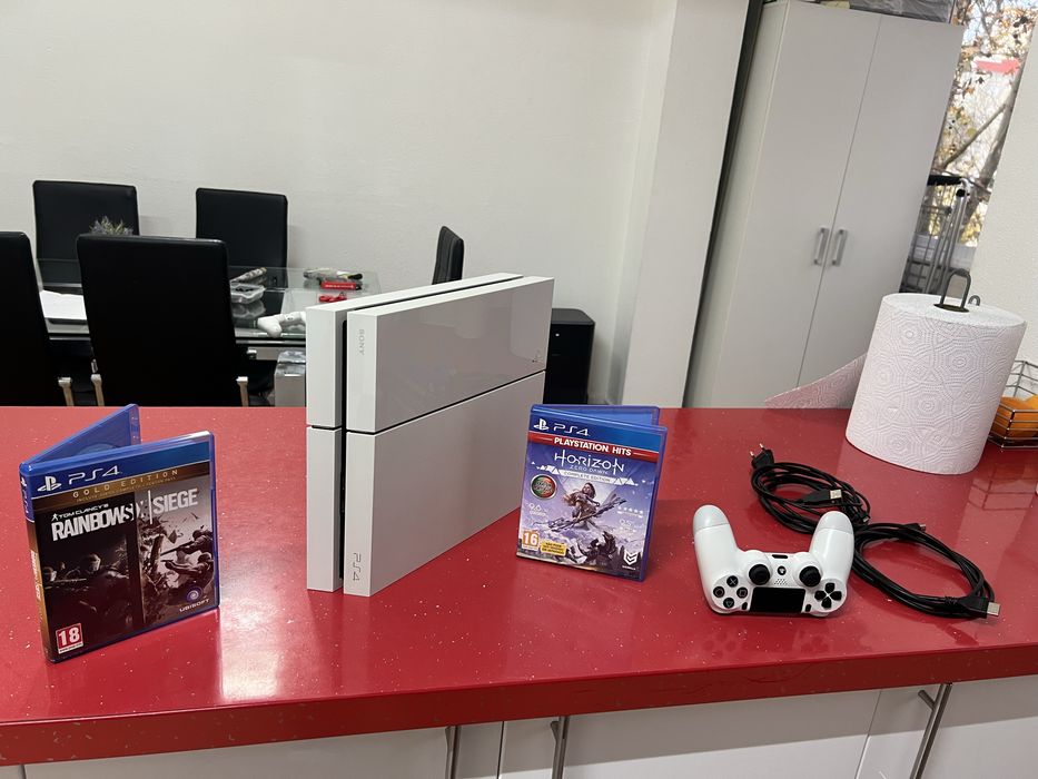 PlayStation 4 + Comando + Jogos (Horizon, Rainbows, Roblox,Fortnite)
