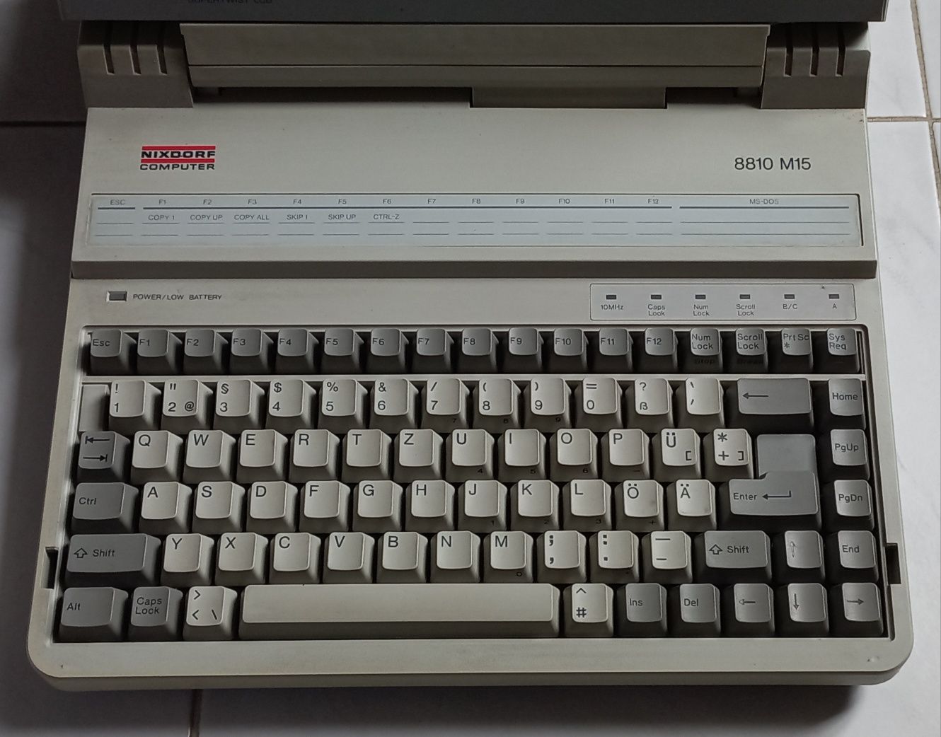 Portátil nixdorf computer dos anos 80