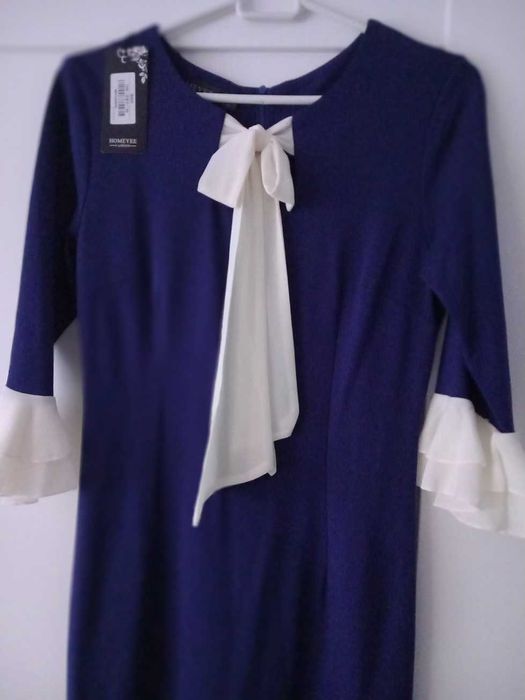 Elegancka granatowa sukienka z kokardą i falbankami ecru