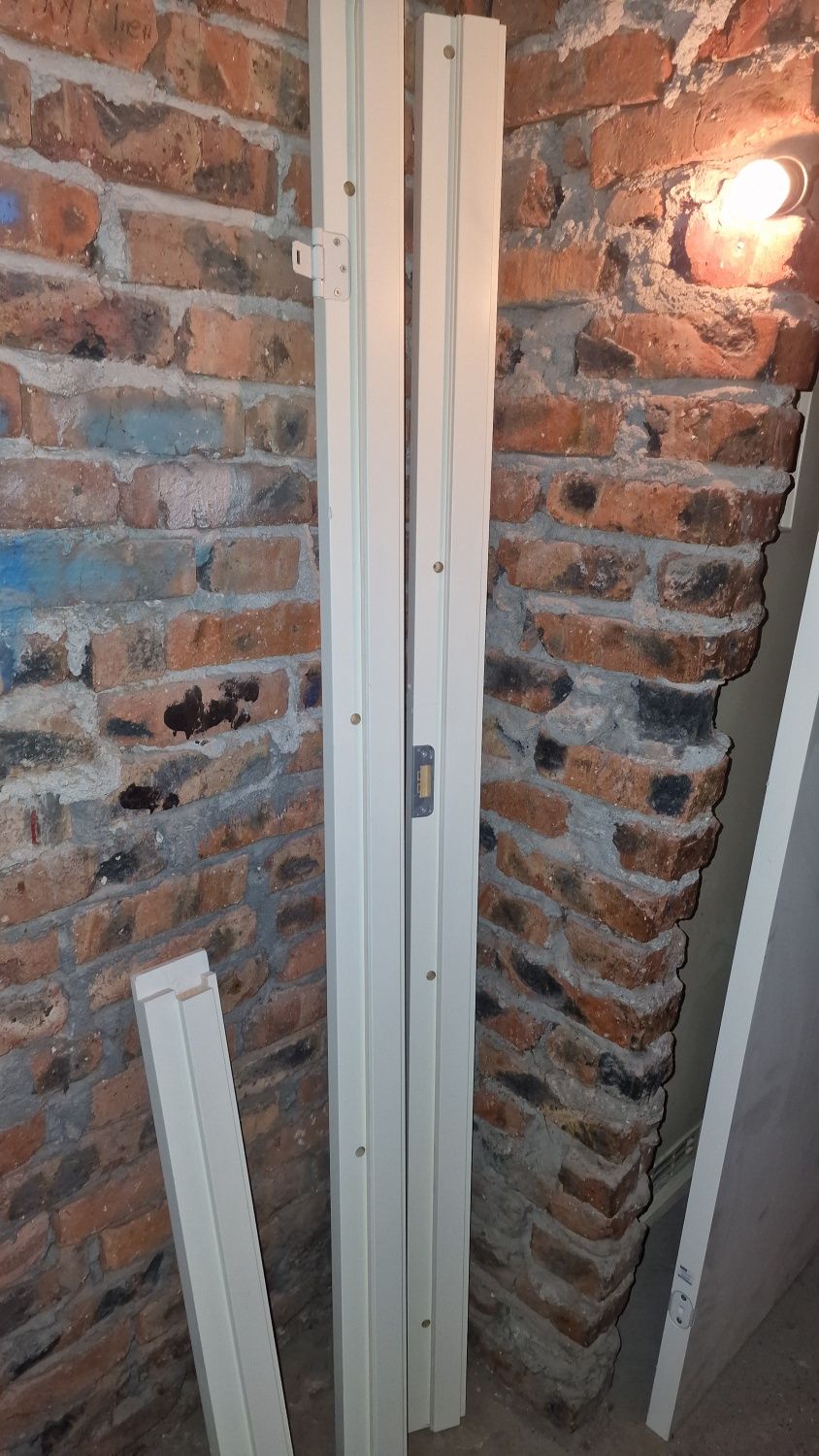 Drzwi białe 80cm  z ościeżnica i belka