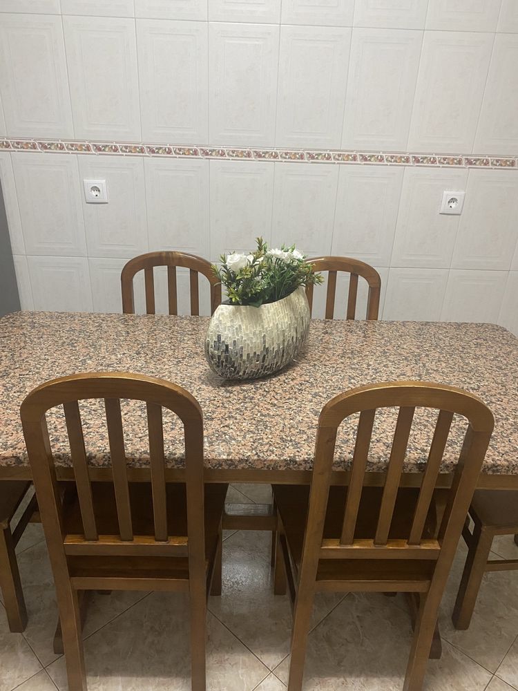 Vendo mesa mais cadeiras