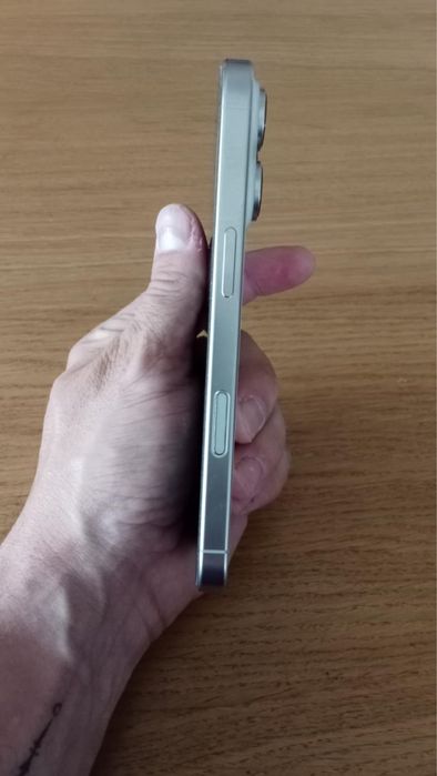 Iphone 16 pro 128gb + 2szt etui + ładowarka indukcyjna