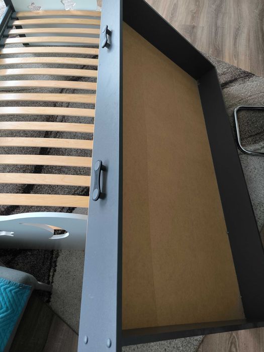 Łóżeczko dziecięce 160x80 na stelażu.