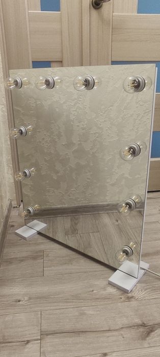 Дзеркало для макіяжу