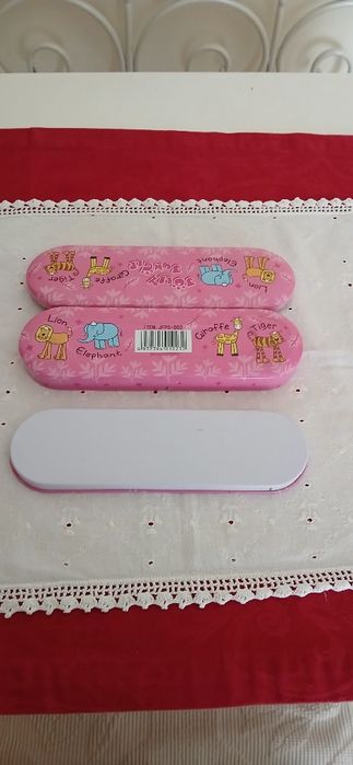 Estojo de metal antigo