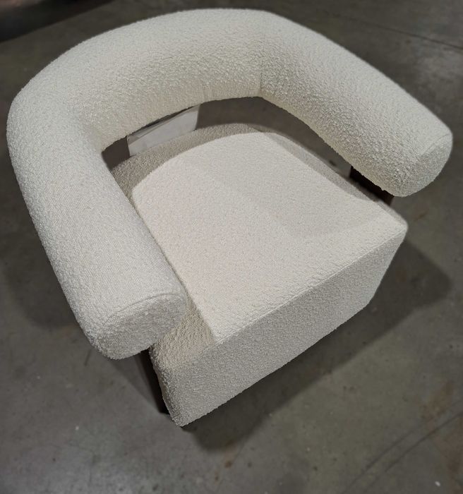 Fotel z tkaniny bouclé i drewna kauczukowego