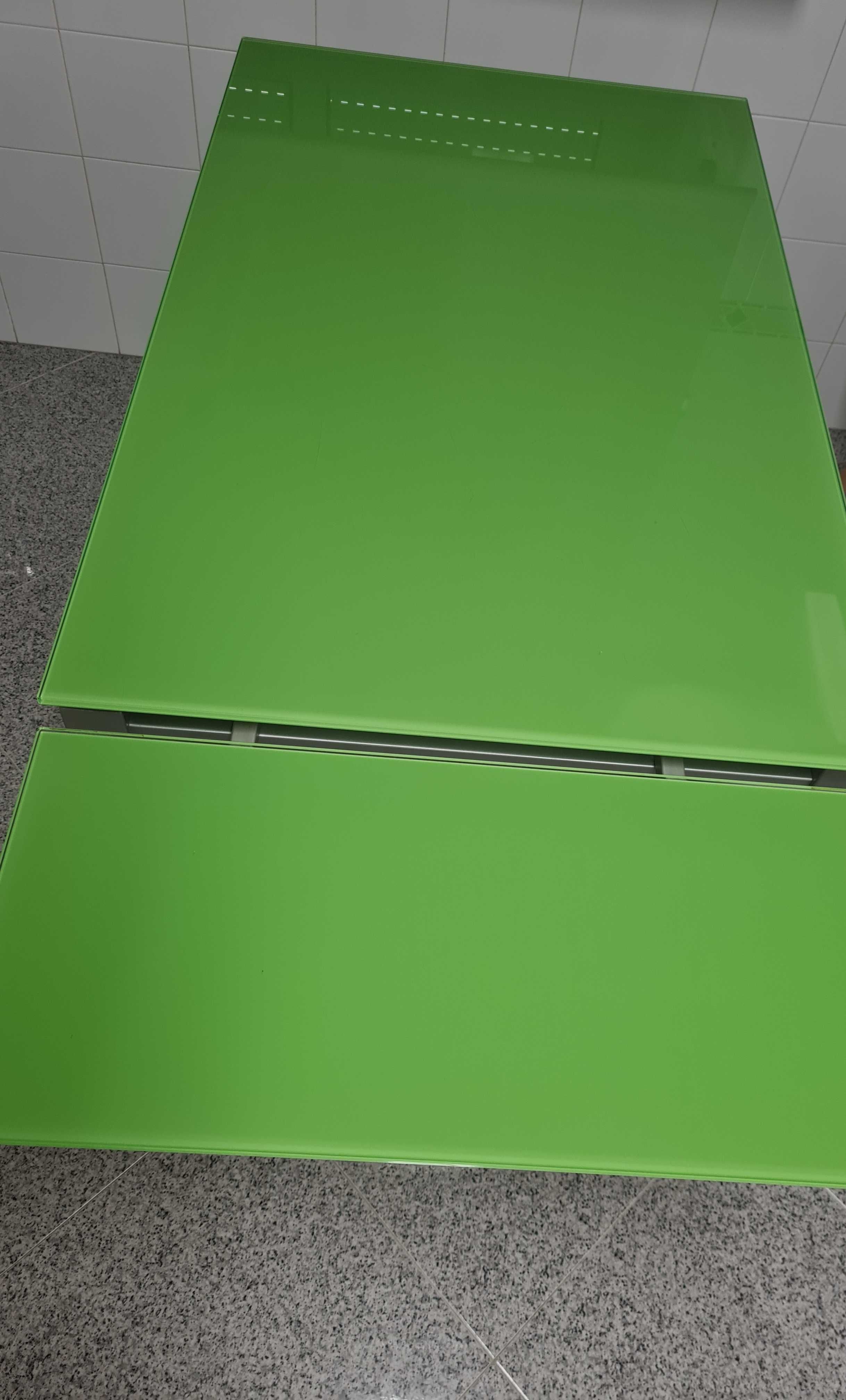 Mesa cozinha com cadeiras