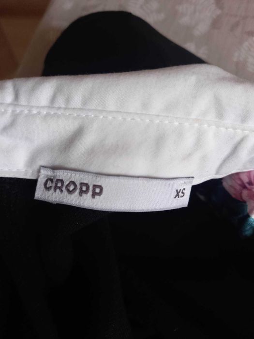 Sukienka czarna z białym kołnierzykiem