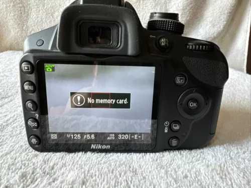 lustrzanka Nikon D3200 o rozdzielczości 24,2 MP z dwoma obiektywami