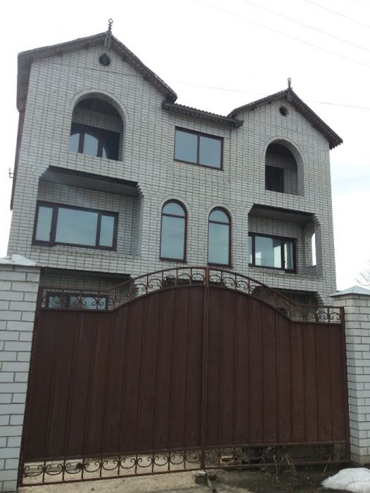 Продаю недостроенный дом в г.Павлограде , без посредников.