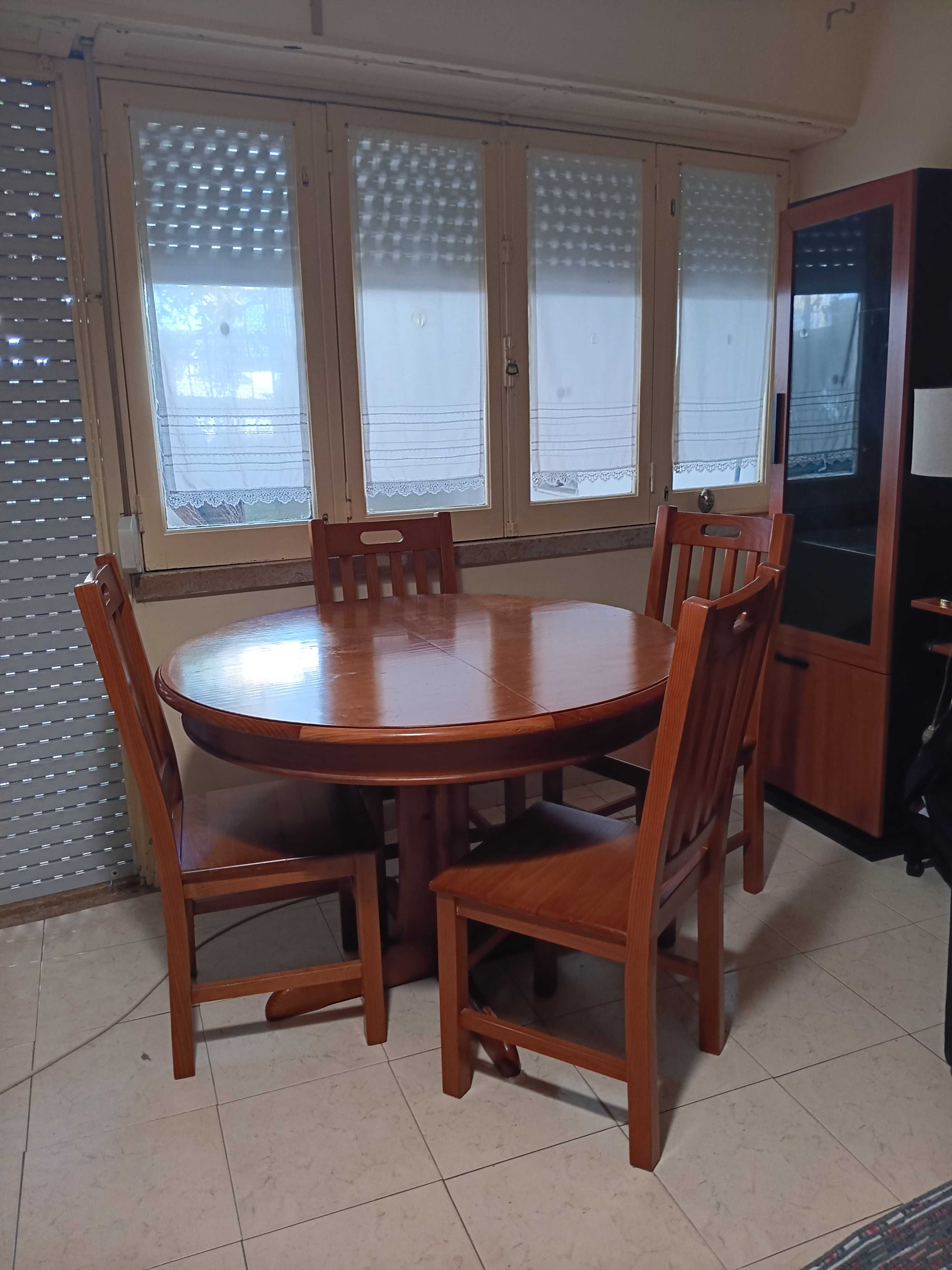Mesa extensível + 4 cadeiras madeira massiça e móvel cristaleira