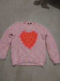 Pastelowy sweterek z pomarańczowym sercem 134cm