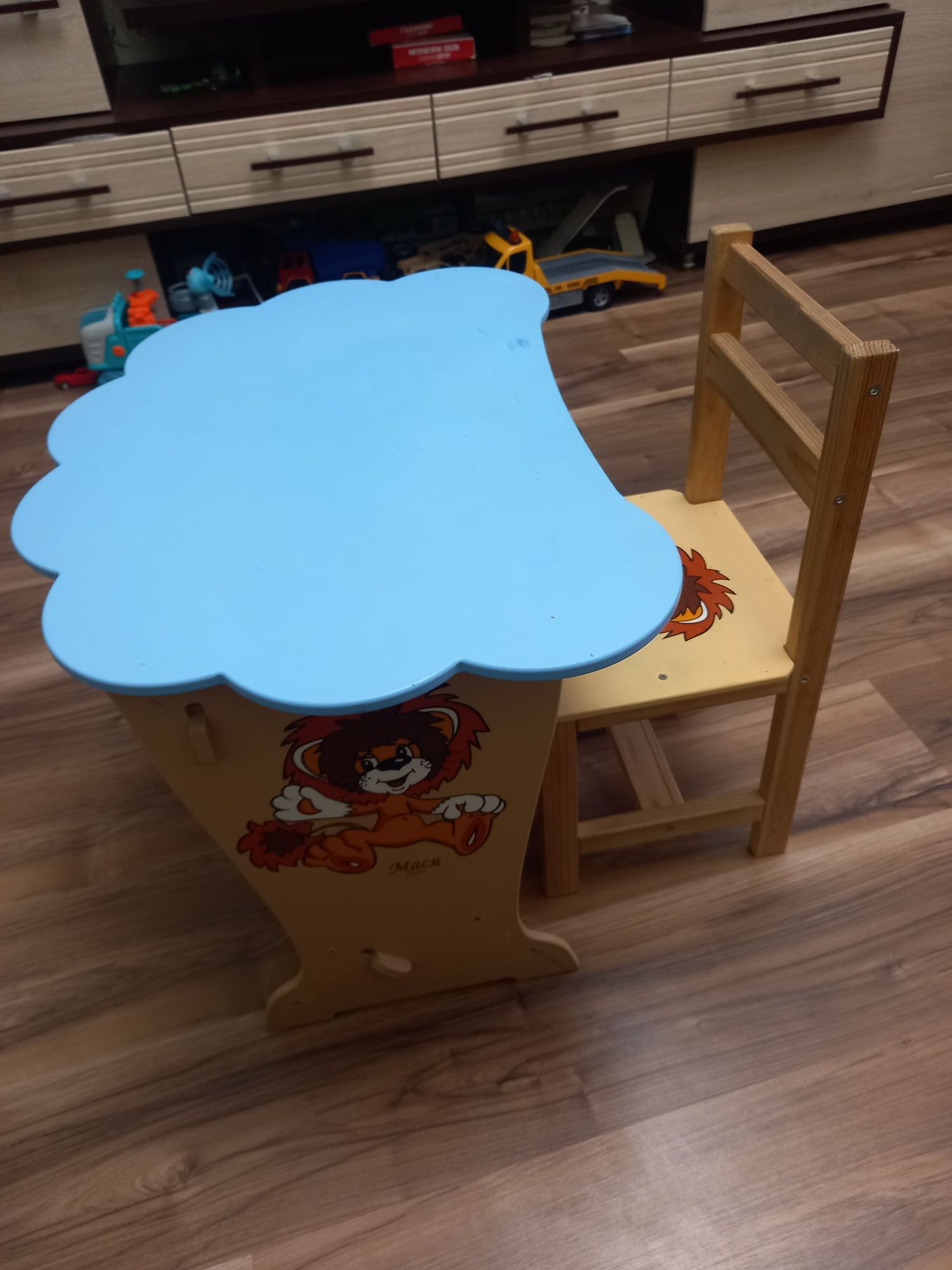 Дитячий стіл і сул облако