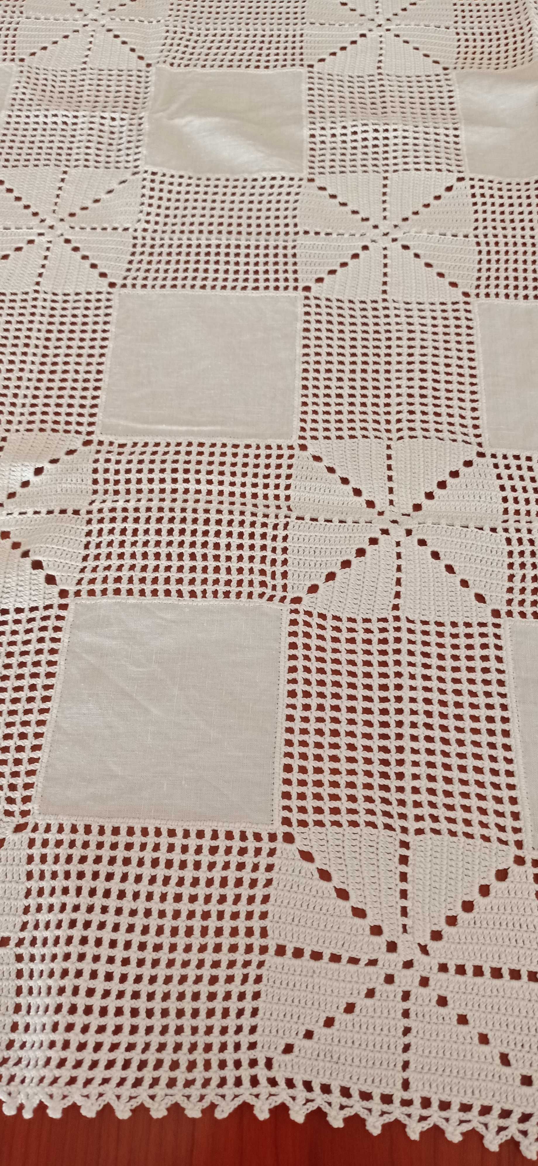 Toalha quadrada em linho e renda