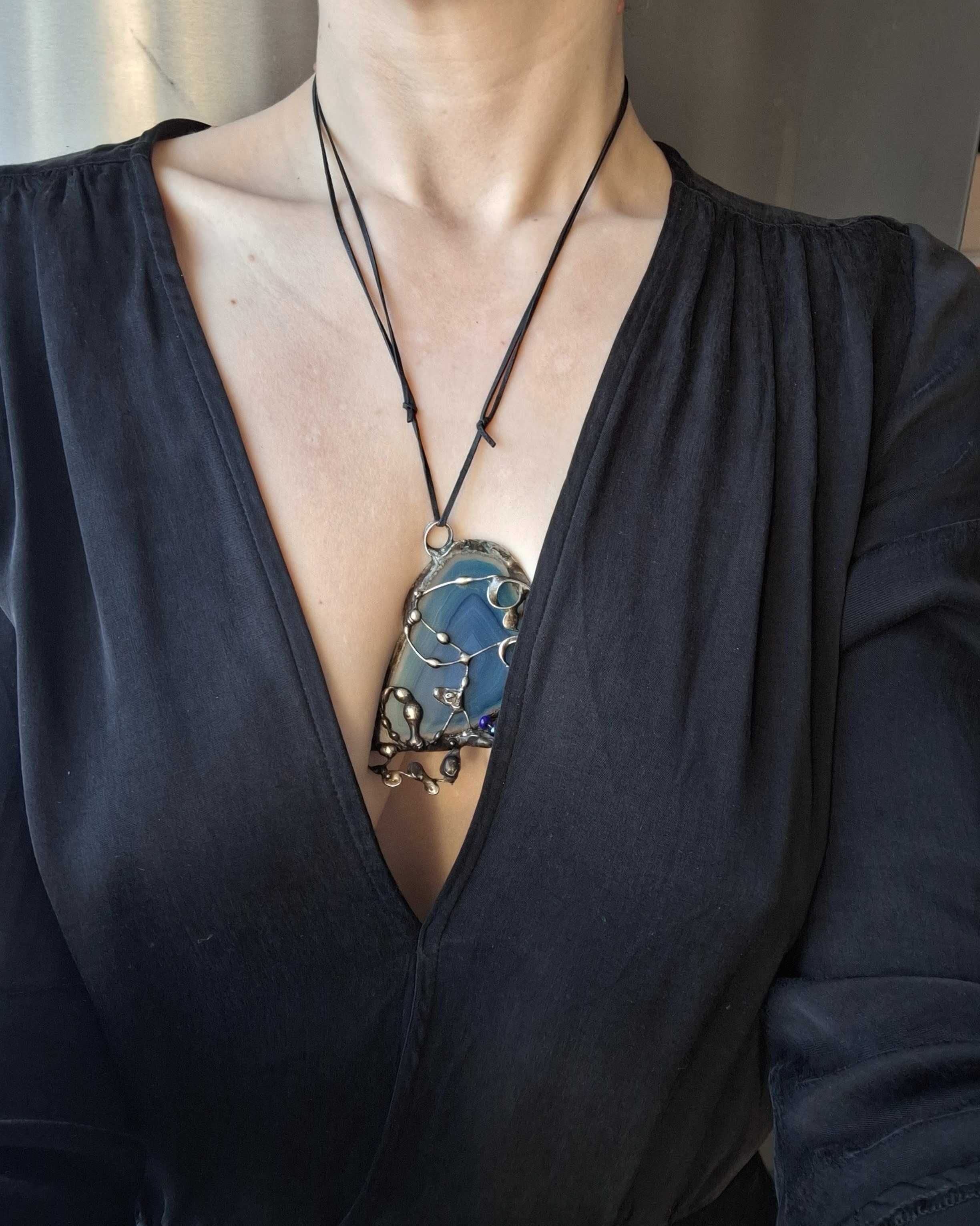Duży wisiorek z niebieskim kamieniem Agat na rzemieniu handmade