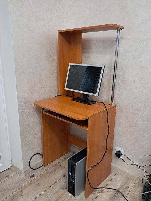 Стіл комп'ютерний компактний в ідеальному стані