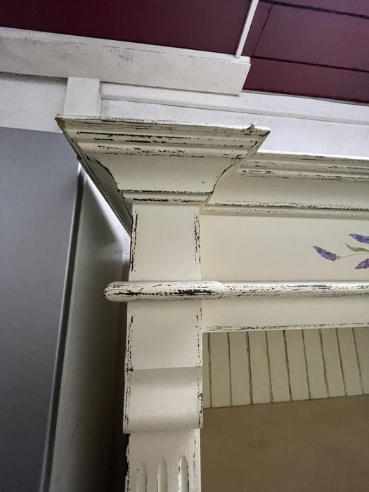 Beżowa szafa z półkami i szufladą, motyw z lawendą, kwiaty, malowane