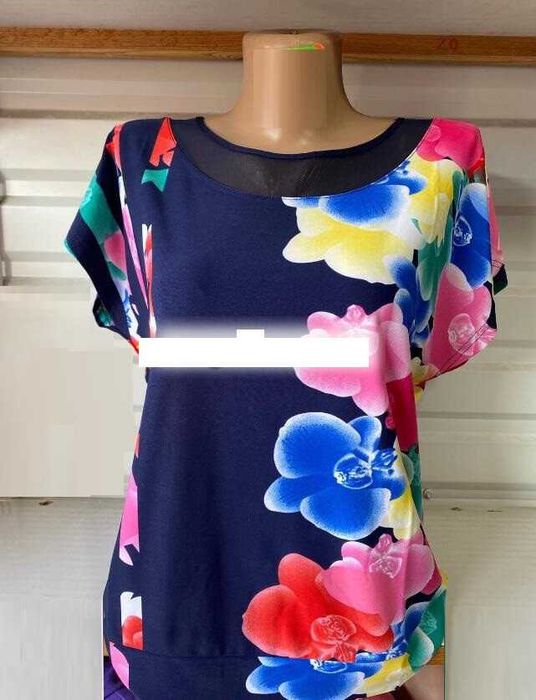 Яскрава футболка жіноча