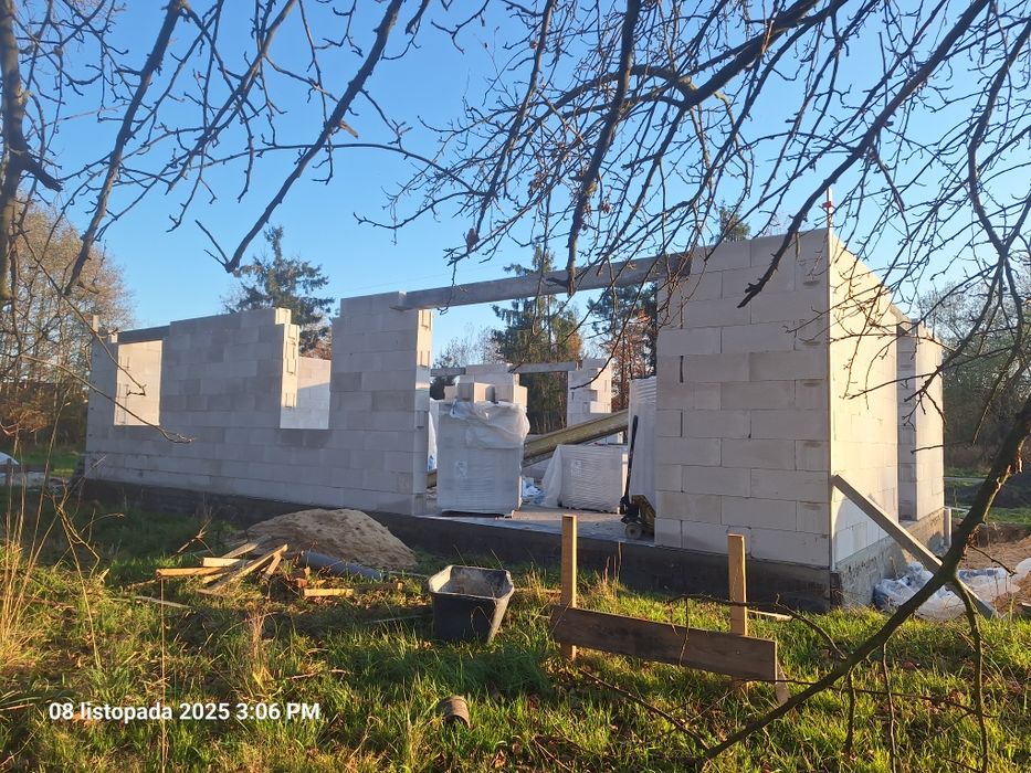 Nowy dom w stanie surowym otwartym