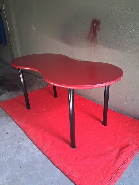 Secretária IKEA vermelha em forma de amendoim