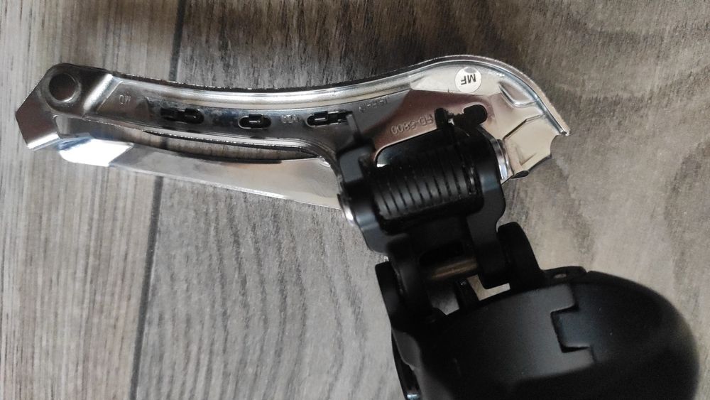 Przerzutka przednia Shimano 105