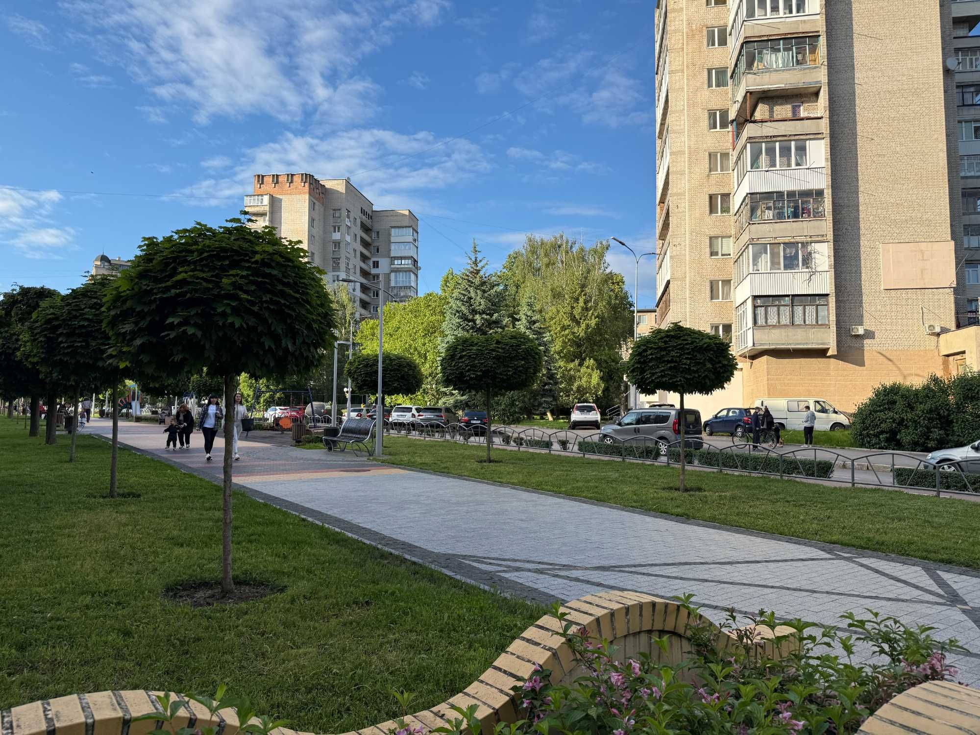 Продаж 2к квартира на Космонавтів з панорамою на всю Вишеньку