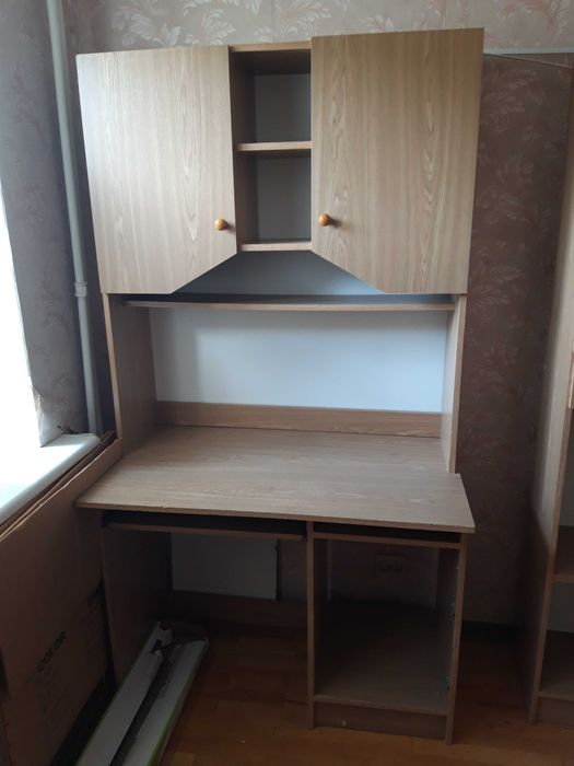 Компьютерный стол с навесным шкафчиком и отдельным пеналом