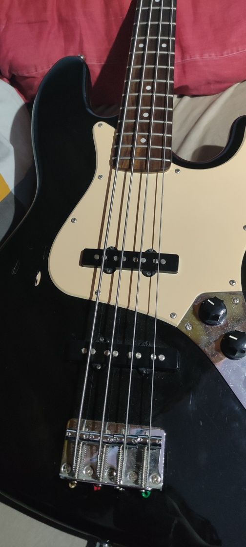 Squier jazz bass